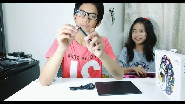 Unboxing Wacom Intuos drawing pad смотреть онлайн