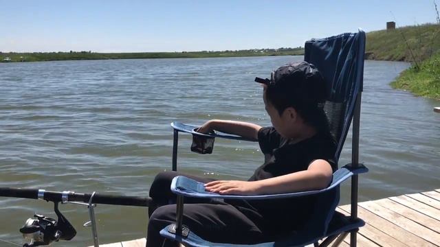 На рыбалке с папой и дедом)))) смотреть онлайн