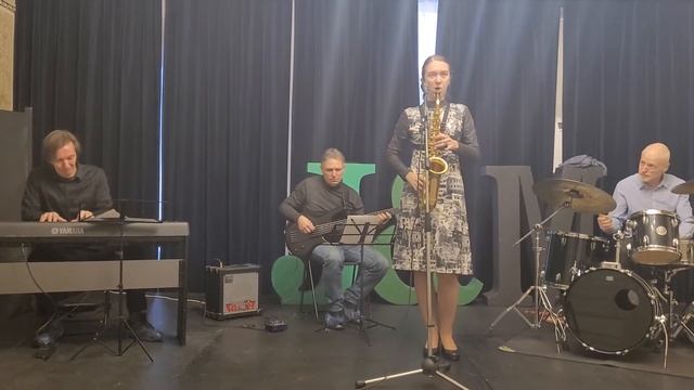 On the sunny side of the street Плохих Полина смотреть онлайн