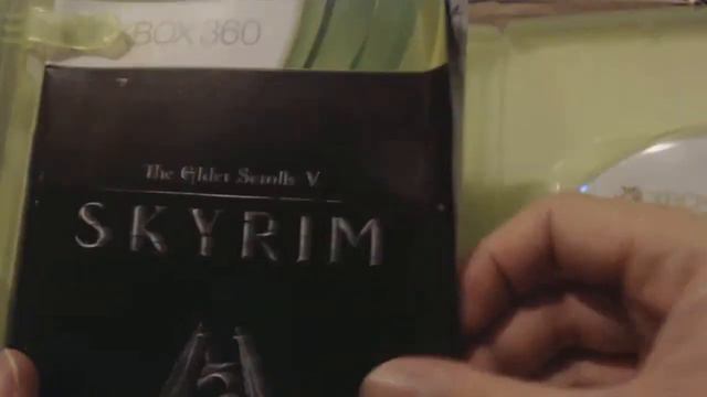 Skyrim Xbox 360 case, disc and manual смотреть онлайн