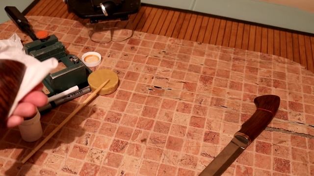 Универсальный жидкий воск Biofa на рукояти ножа