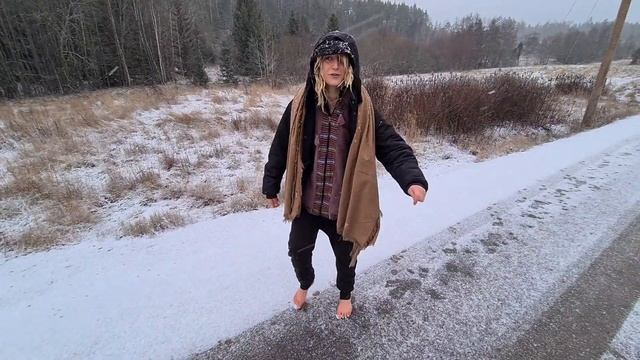 It's snowing! ❄ (Barefoot in the snow) смотреть онлайн