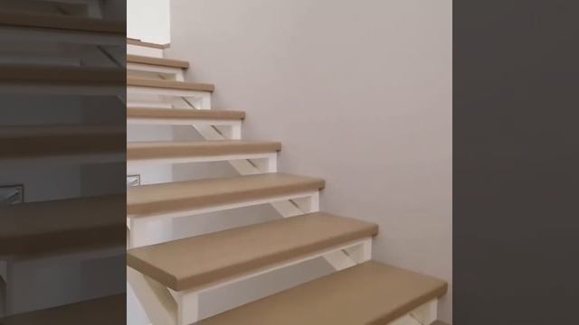 Лестница в доме с березовыми ступенями. смотреть онлайн