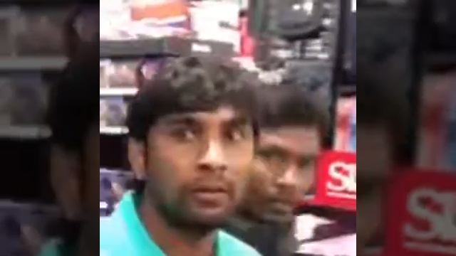 Парень поёт песню в наушниках! смешное повторение песен! Почему не стоит петь в наушниках. смотреть онлайн