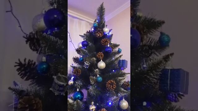 ЕЛЬ ЕЛКА ЭЛИТ С БЕЛЫМИ КОНЧИКАМИ И ШИШКАМИ 1.8 МЕТРА смотреть онлайн