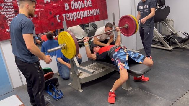 Жим лежа 150кг, поддерживаю брата на первых соревнованиях смотреть онлайн