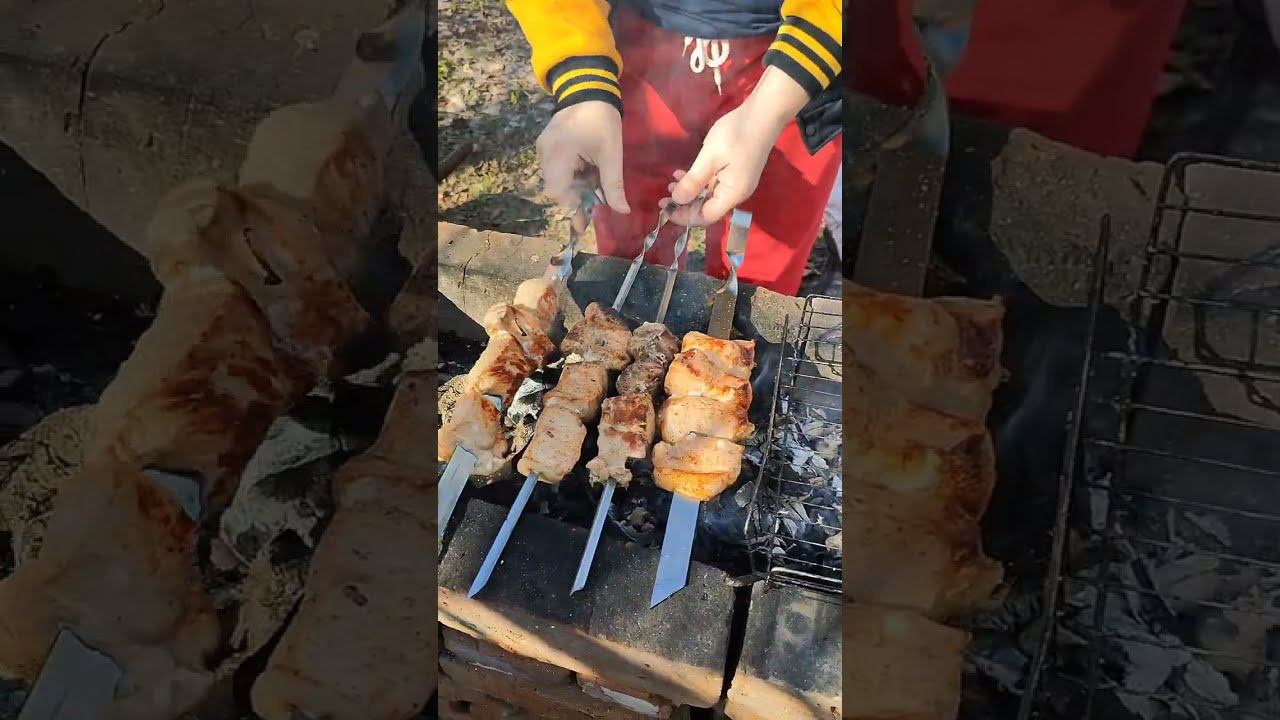 Корейка на шампурах, чевапчичи на гриле с авокадо