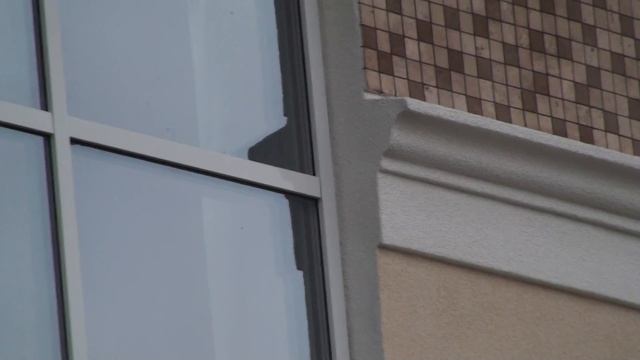 Дом из кирпича декорируется карнизами, обрамлениями из фасадного пенопласта по технологии EIFS смотреть онлайн