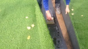 Стыковка рулонов искусственного газона и склеивание