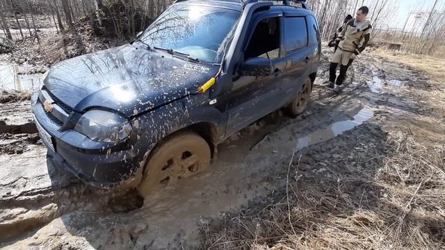 Переносная лебёдка СТОКРАТ в действии / тест лебедки / вытаскиваем ниву смотреть онлайн