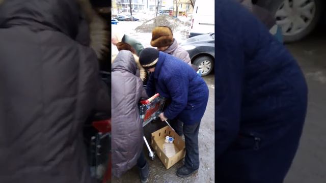 Русские пенсионеры или что тебя ждёт на пенсии... Просрочка с петерочки, магнита,  дикси