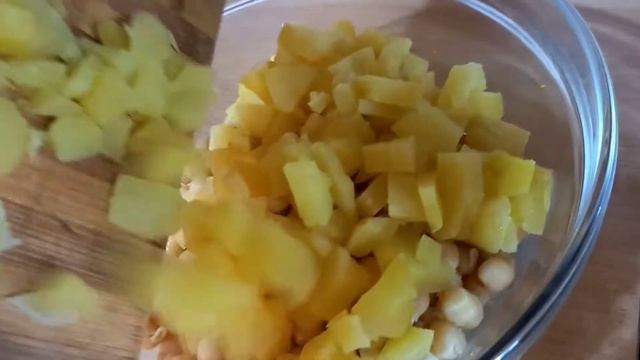 Салат овощной, с проросшим нутом. смотреть онлайн