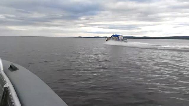Катер "Урал 540". Полный ход. р. Гижига. смотреть онлайн