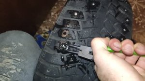 Самостоятельная дошиповка зимней резины ремонтными шипами.