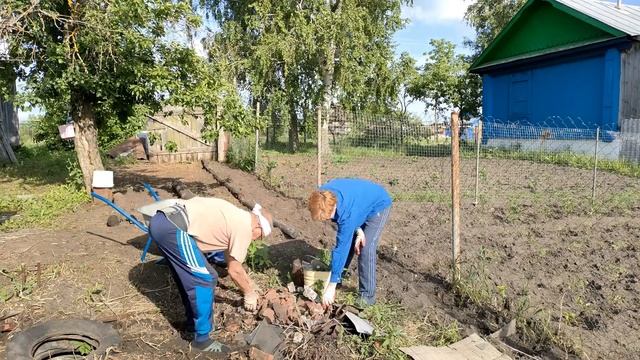 Наводим порядок на деревенском участке. Начинаем утепление гостевой комнаты. Июнь 2023 в деревне смотреть онлайн