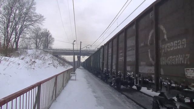 Дизель 10Д100! 2ТЭ10М-2467 с грузовым поездом смотреть онлайн