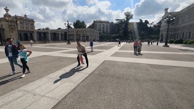 Мадрид шокирует! Ливень, град, забастовки в метро. Обзор города глазами ребенка смотреть онлайн