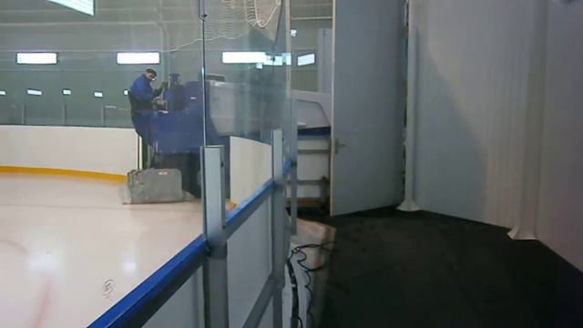 Zamboni Замбони машина для снятия и залития в гаражик едет:)) Ледовая Арена Родник Новосибирск