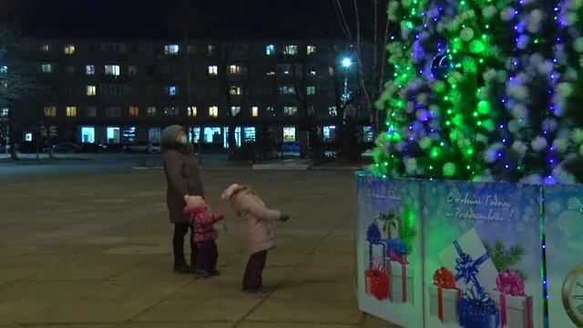 Видеоролик | Новая ёлка на центральной площади в Славянке смотреть онлайн