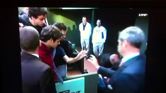 Федерер утешил, рухнувшую ему под ноги, фанатку смотреть онлайн