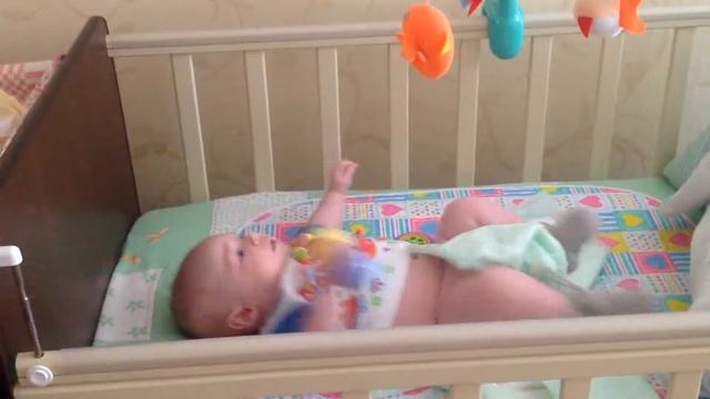 2 месяца ребенок играет смотреть онлайн