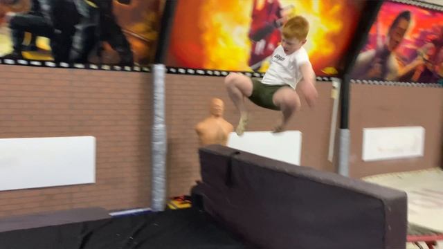 Отыгрываем попадание в голову в прыжке с мини-батута смотреть онлайн