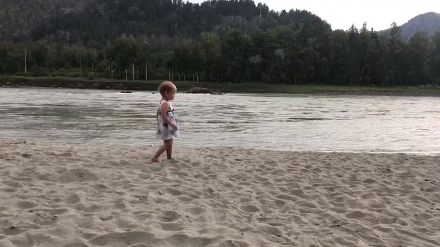 Ева на пляже Турсиб, Горный Алтай смотреть онлайн