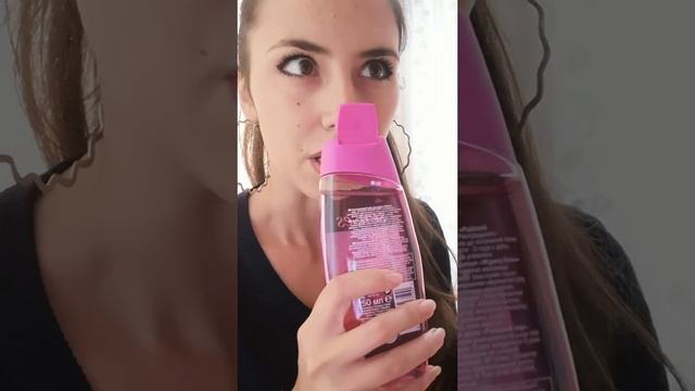 в черном с кольцами в ушах смотреть онлайн