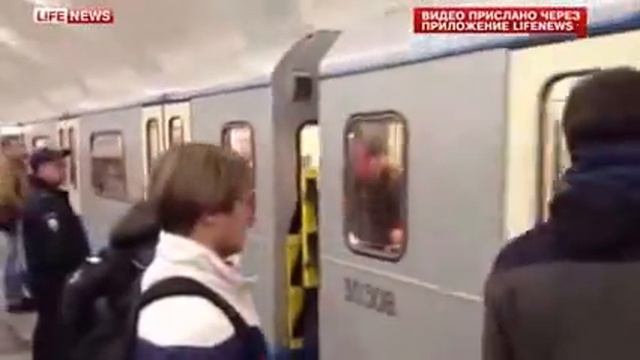 В московском метро поезд застрял в тоннеле смотреть онлайн