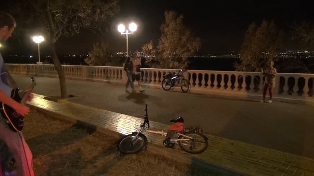 Атмосфера 13. Тамара из Сургута зажигает под гитару. Уличные музыканты Россия. Геленджик набережная смотреть онлайн