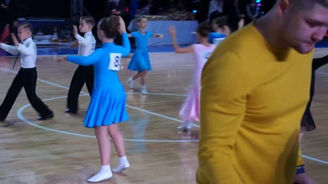 Ксюша танцует вальс смотреть онлайн