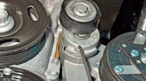 Фольцваген поло седан - Как заменить приводный ремень генератора.