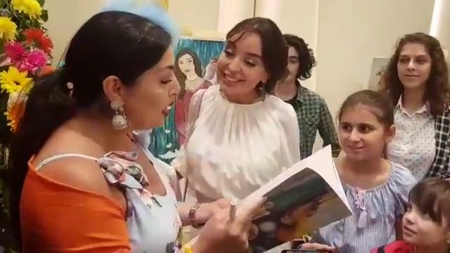Elza Seyidcahan sərgidə Leyla Əliyevaya həsr etdiyi şeri söylədi