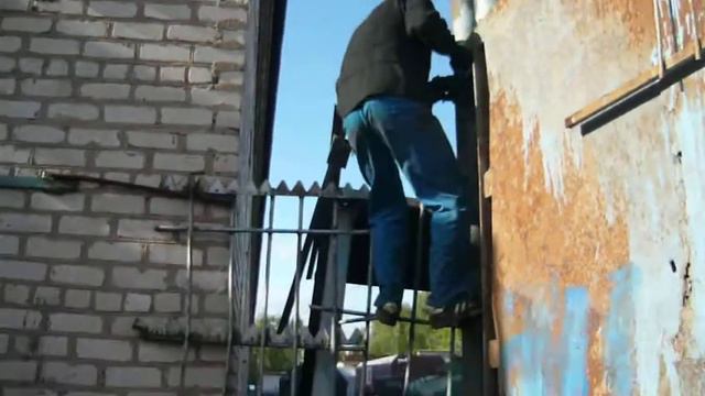 Лазающий через забор смотреть онлайн