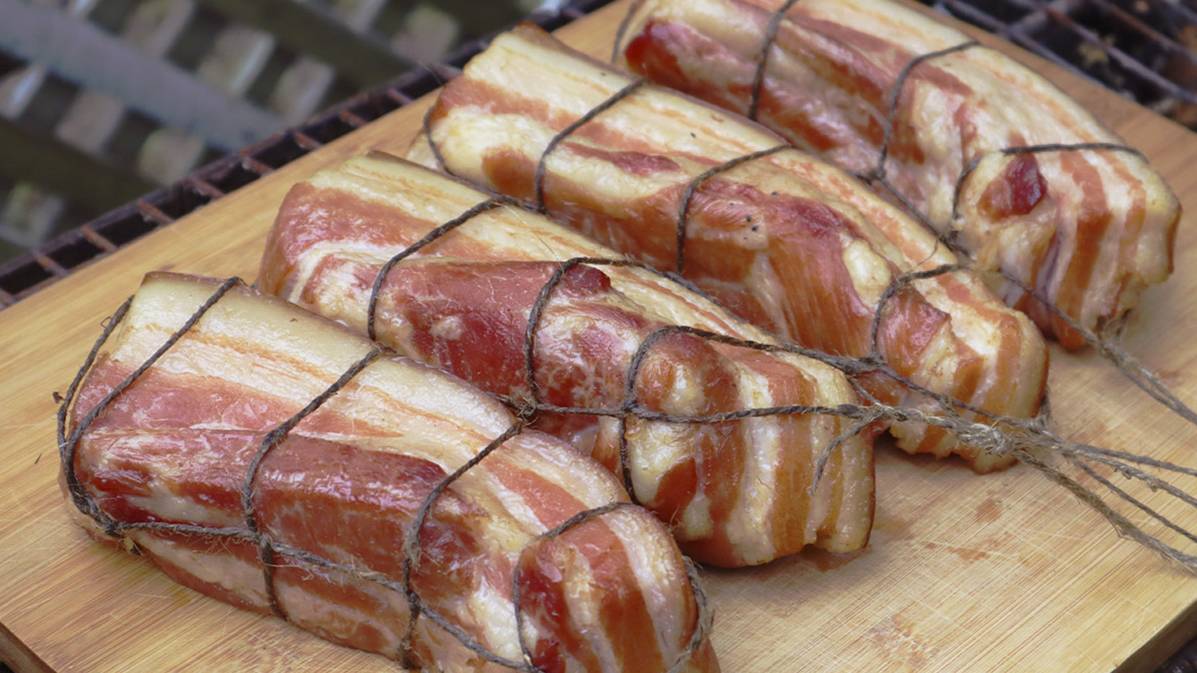 Этот рецепт вам обязательно понравиться. Копчение свиной грудинки. Просто и вкусно. смотреть онлайн