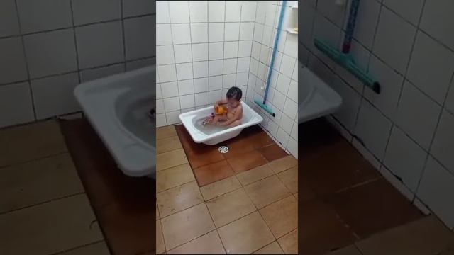 tomando banho o bebê 😍☺️❤️❤️ смотреть онлайн