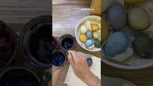 Красим яйца натуральными красителями Космические яйца Красим яйца куркумой Красим яйца каркаде