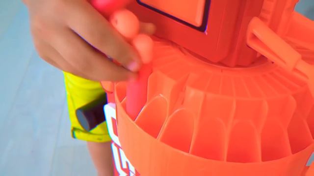 Сеня Играет в прятки с маленькими Машинками на Пляже смотреть онлайн