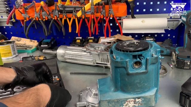 Ремонт перфоратора Makita HR5001C смотреть онлайн