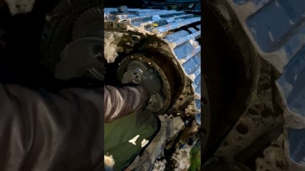 Замена планетарной передачи в бортовом редукторе на гусеничном экскаваторе VOLVO EC210BLC