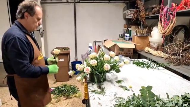 Composizione di rose rosa in ciotola per festività di Ognissanti - Fiorista Bandera смотреть онлайн