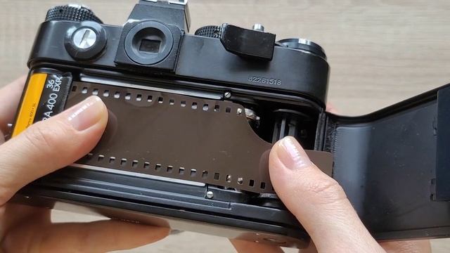 Jak założyć film 35mm (kliszę) w aparacie ZENIT TTL?  ➡️  Podstatwowa obsługa aparatu. ?