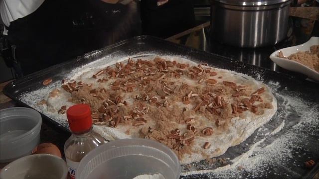 Cinnamon Rolls With Stanley's Produce смотреть онлайн
