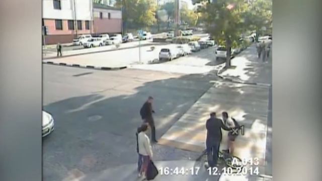 Прохожий спас велосипедистку от смерти смотреть онлайн
