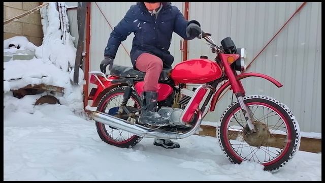 Завёл мотоцикл зимой. Минск 125 смотреть онлайн