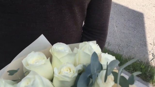 Букет из Белых роз (Эквадор) с эвкалиптом Бархат