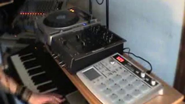 improv jazzy hip-hop jam with korg padkontrol (2009) on a wobbly-ass table смотреть онлайн