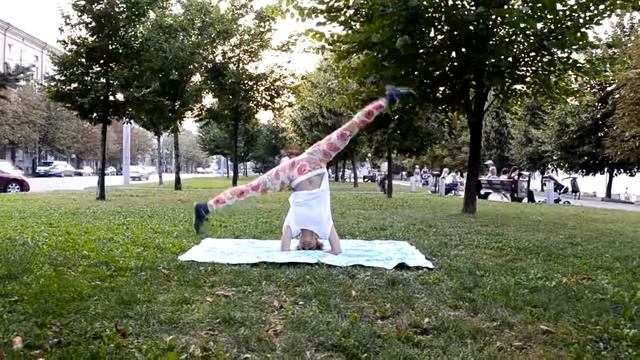 yoga headstand gymnastics Olha Deviatka teacher instructor йога стойка на голове смотреть онлайн