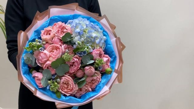 Нежный букет с гортензией и пионовидными розами Джульетта смотреть онлайн