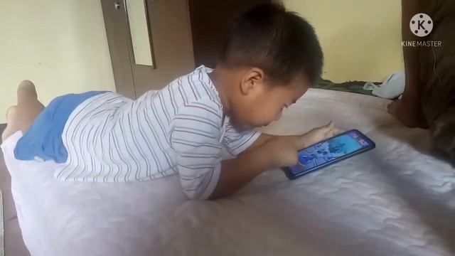 The Boy React while Playing Games ?????? смотреть онлайн